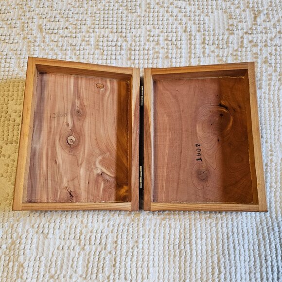 World Publishing Bible in Cedar Wooden Box - Chesapeake Bay Virginia KJV - Picture 10 of 11